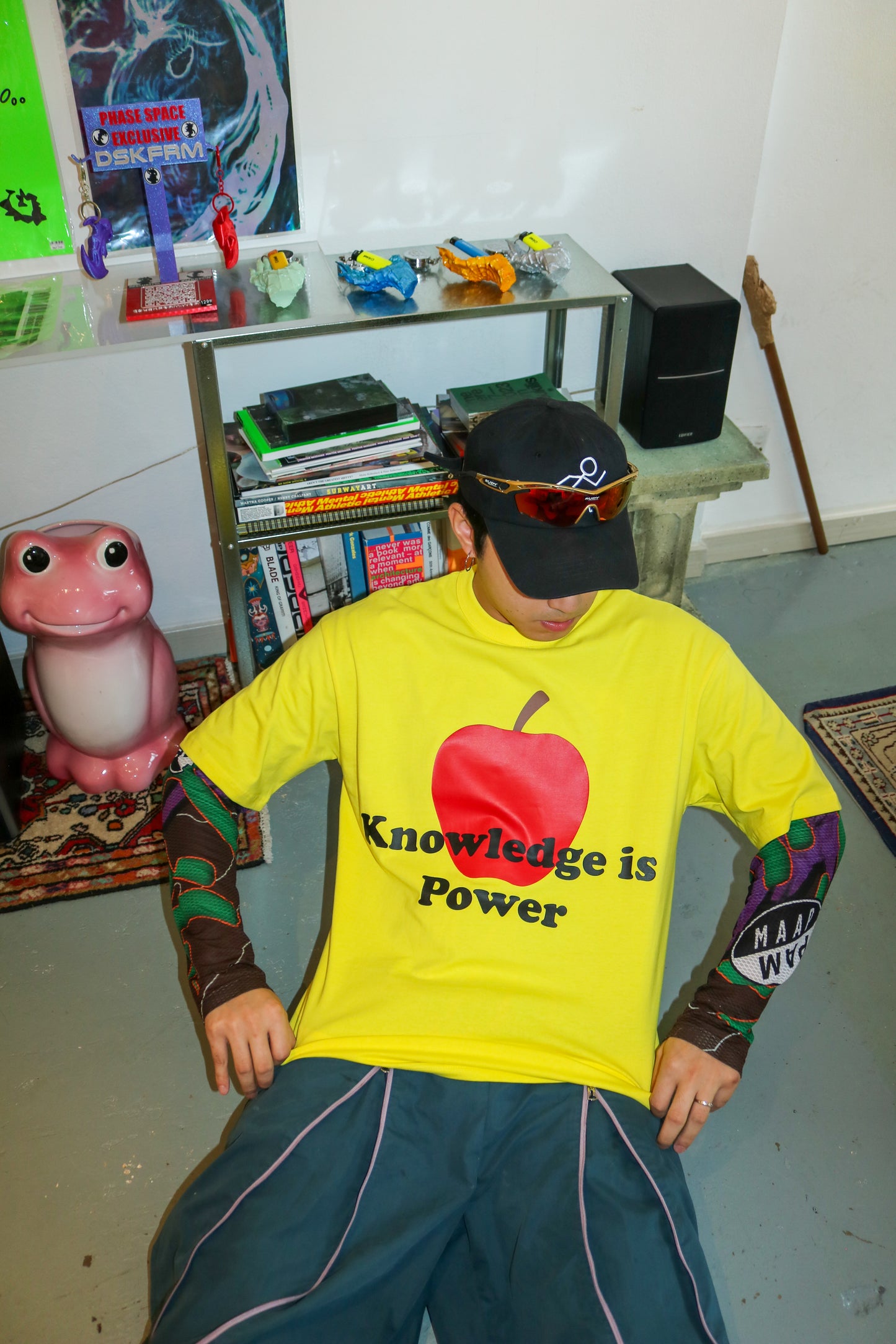 READING ROOM - KNOWLEDGE IS POWER SS TEE