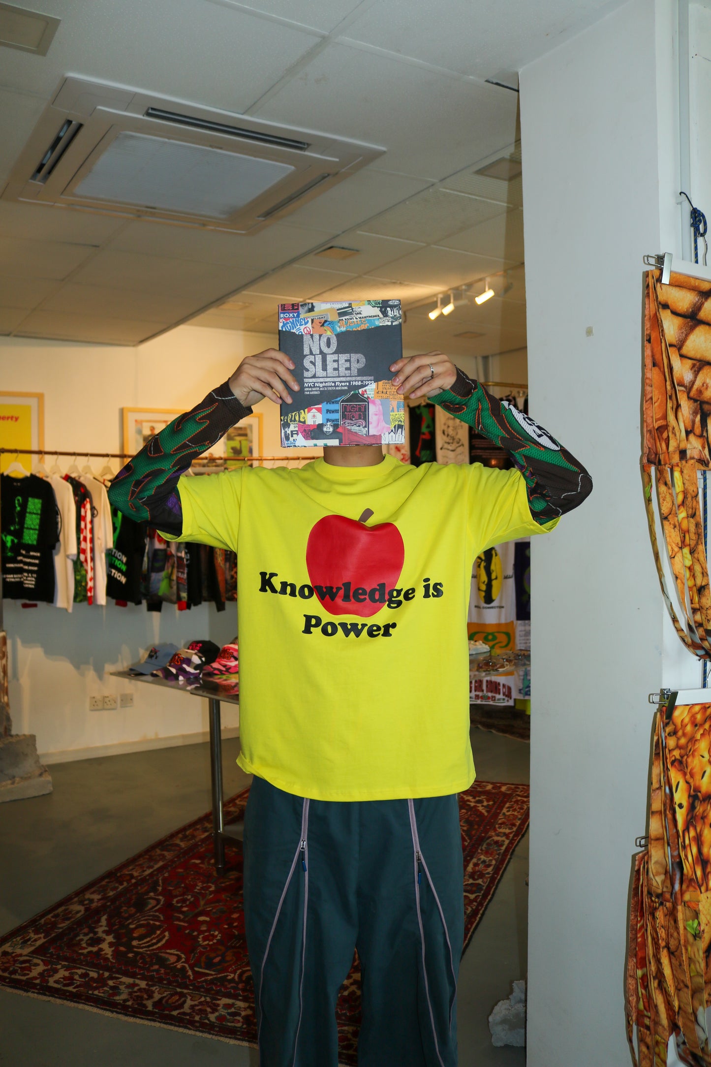 READING ROOM - KNOWLEDGE IS POWER SS TEE