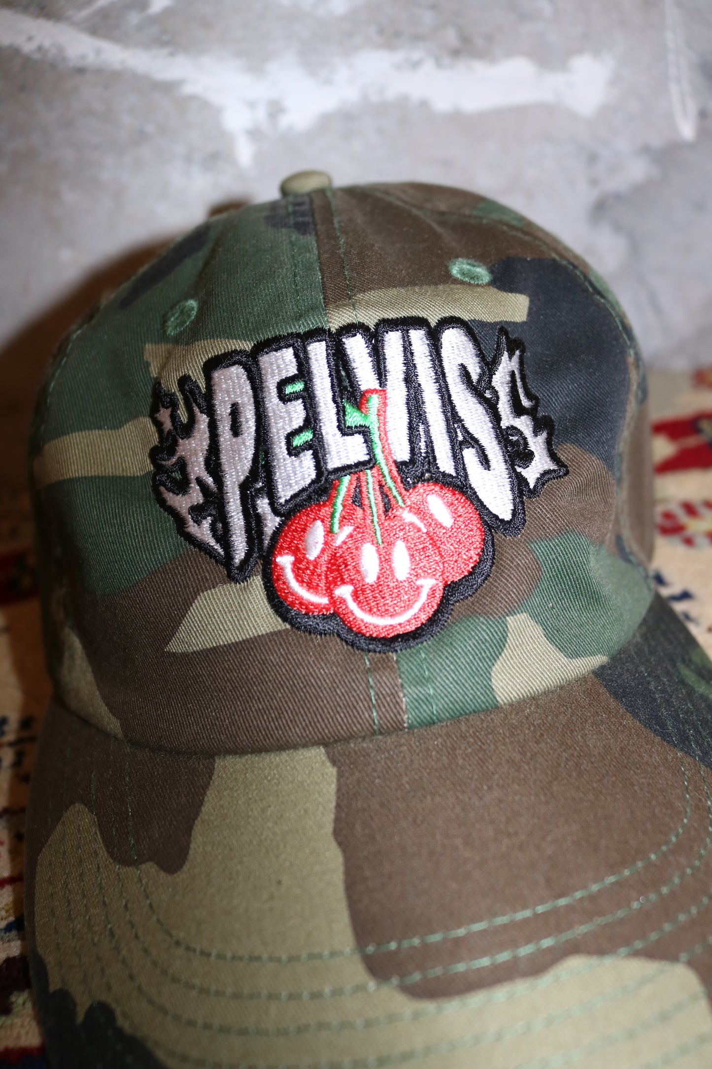 PELVIS - CHERRY ARC LOGO - 6 PANEL CAP CAMO